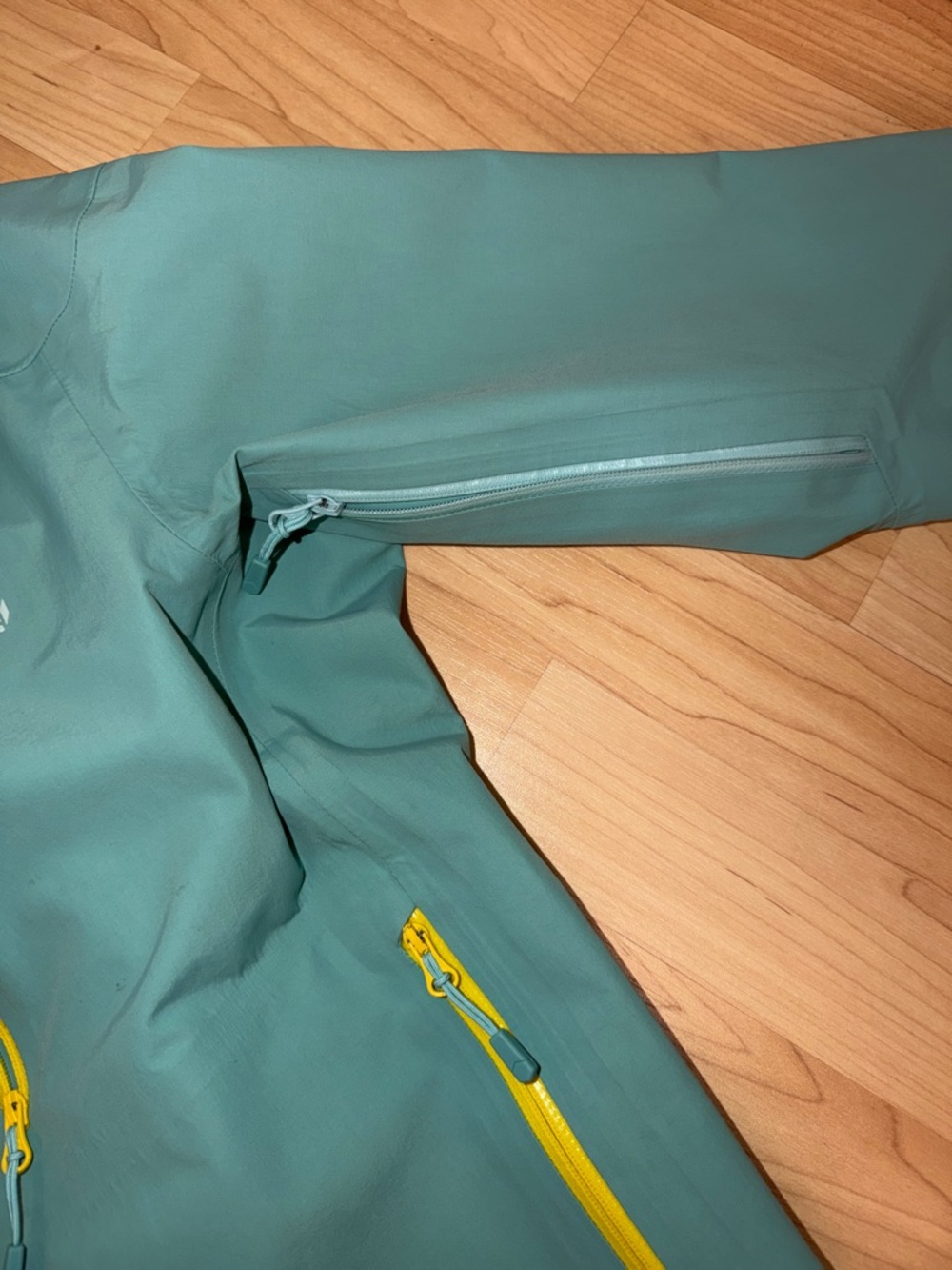 Mountain Hardwear Light Blue Hooded Shell Jacket with Yellow Zips - Picture 9 of 11